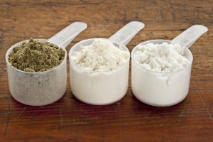 Proteinpulver - 3 skeer med forskellige typer protein pulver smag