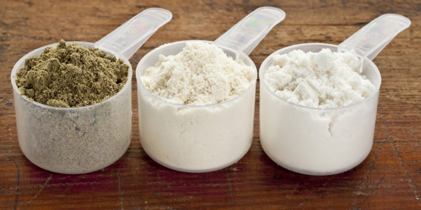 Proteinpulver - 3 skeer med forskellige typer protein pulver smag